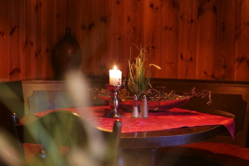 Ein stimmungsvoll dekorierter Tisch mit Kerze im Hotel Zum Alten Fritz, ideal für Silvesterfeiern.