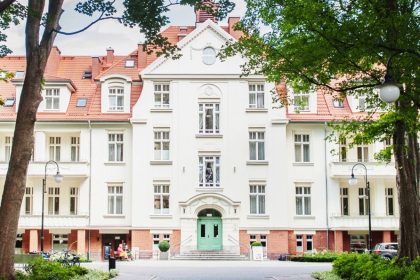 Historische Fassade des Kaiser's Garten Hotel in Swinemünde zu Silvester