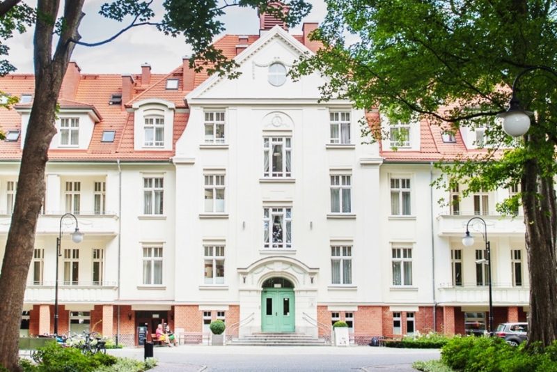 Historische Fassade des Kaiser's Garten Hotel in Swinemünde zu Silvester