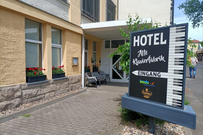 Eingang der Alten Klavierfabrik Meißen mit Hotel-Schild zu Silvester