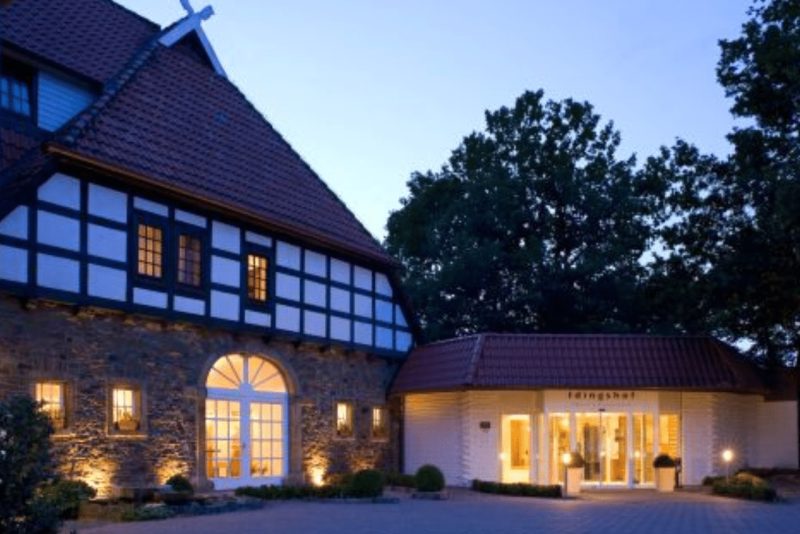 Beleuchteter Eingangsbereich des IDINGSHOF Hotels, ideal für Ihre Silvesterreise.
