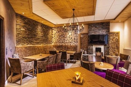 Kaminlounge mit Holzdekor im Göbel's Sophien Hotel an Silvester
