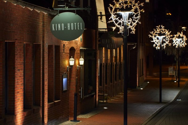 Kino-Hotel Harsefeld bei Nacht mit festlicher Silvesterbeleuchtung