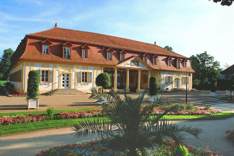 Außenansicht des Kurhaus Hotel Bad Bocklet, perfekt für Silvesterreisen in Bayern