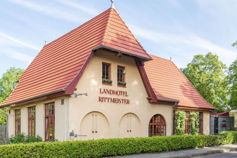 Außenansicht des Landhotel Rittmeister in Rostock – ein idyllischer Rückzugsort für eine stilvolle Silvesterreise mit Wellness und Genuss.