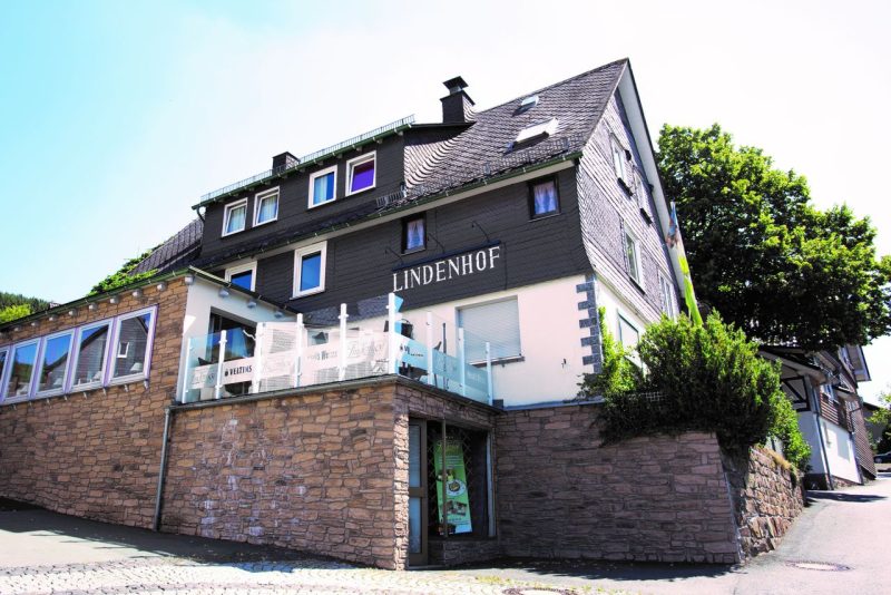 Außenansicht des Landidyll Hotels in Bad Laasphe, ideal für einen Silvesterurlaub in den Wittgensteiner Bergen.