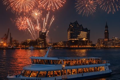 MS Princess bei Silvesterfahrt auf der Elbe mit Feuerwerk und Skyline Hamburg