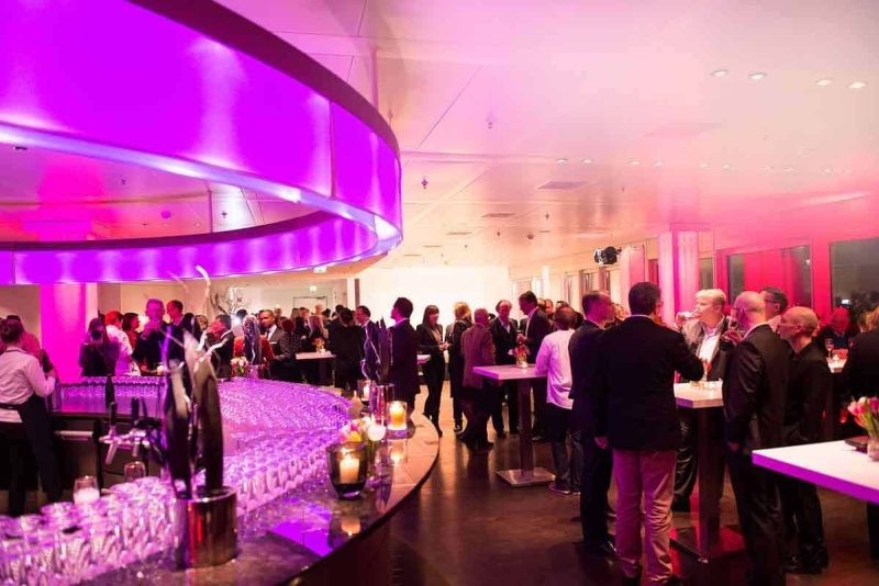 Feiernde Gäste an der Rundbar des Panoramadecks EMPORIO während der Silvester-Gala