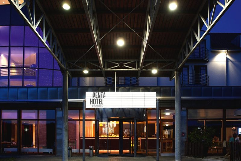 Eingangsbereich vom Pentahotel Eisenach festlich beleuchtet zu Silvester