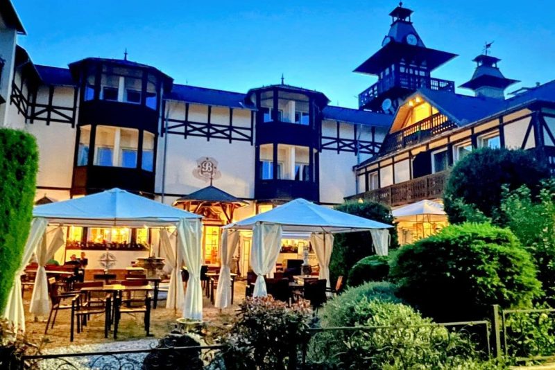Außenansicht des Schlosshotels Marienbad, ideal für eine festliche Silvesterfeier