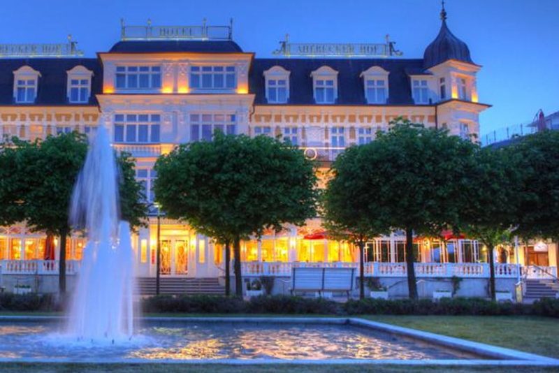 SEETELHOTEL Ahlbecker Hof bei Nacht an Silvester mit festlicher Beleuchtung
