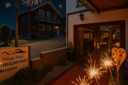 Eingang des Village Hotel Bayerischer Wald bei Nacht mit Feuerwerk und Wunderkerzen