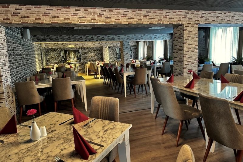 Festlich gedecktes Restaurant im Werrapark Resort Hotel Sommerberg zu Silvester
