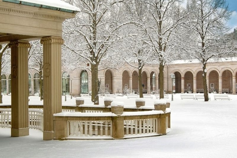 Verschneite Parklandschaft in Bad Kissingen – der perfekte Ort für einen erholsamen Silvesterurlaub