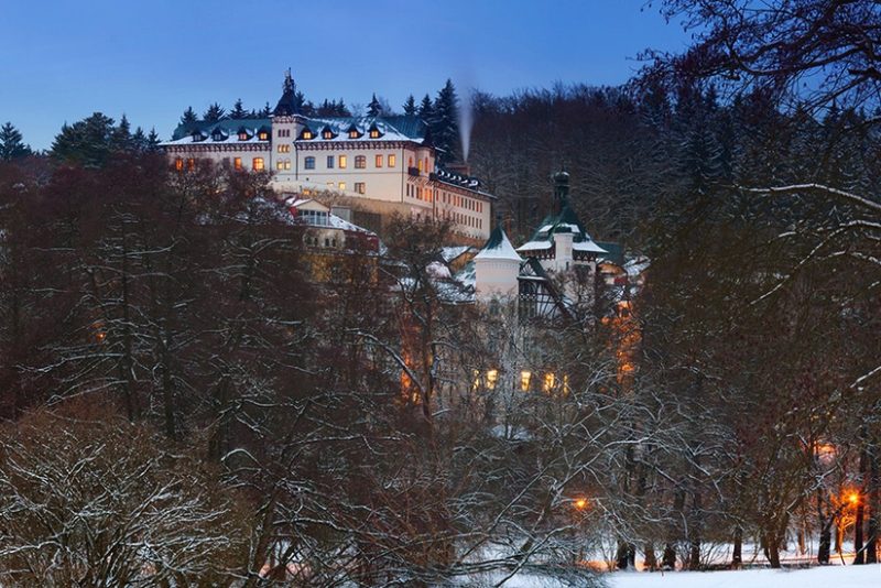 Winterliche Außenansicht des Hotel Chateau Monty Spa Resort in Marienbad, ideal für eine stimmungsvolle Silvesterreise