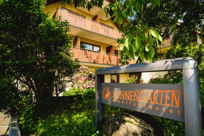 Eingang mit Logo des Wohlfühlhotel Sonnengarten - Garni für Silvesterurlaub in Überlingen