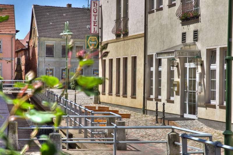Gäste tanzen auf der Silvesterparty im Hotel am Markt in Altentreptow