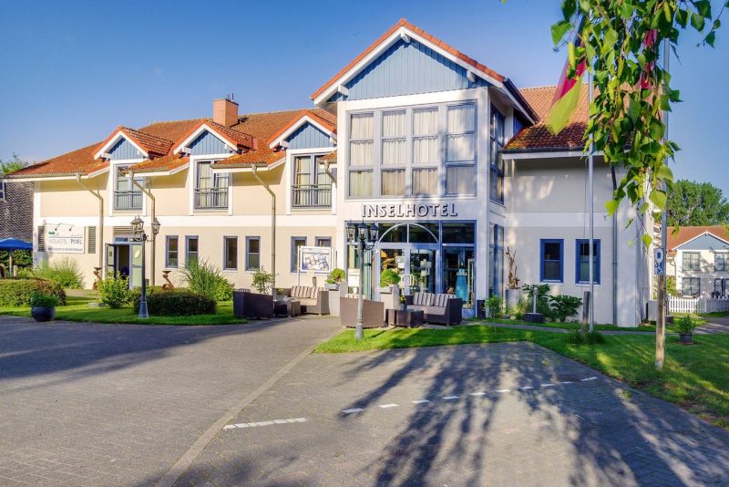 Außenansicht des Inselhotels Poel, ideal für einen Silvesterurlaub an der Ostsee