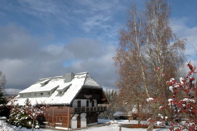 Außenansicht des Schwarzwaldhofs Nicklas im Winter, perfekt für Silvester im Schwarzwald