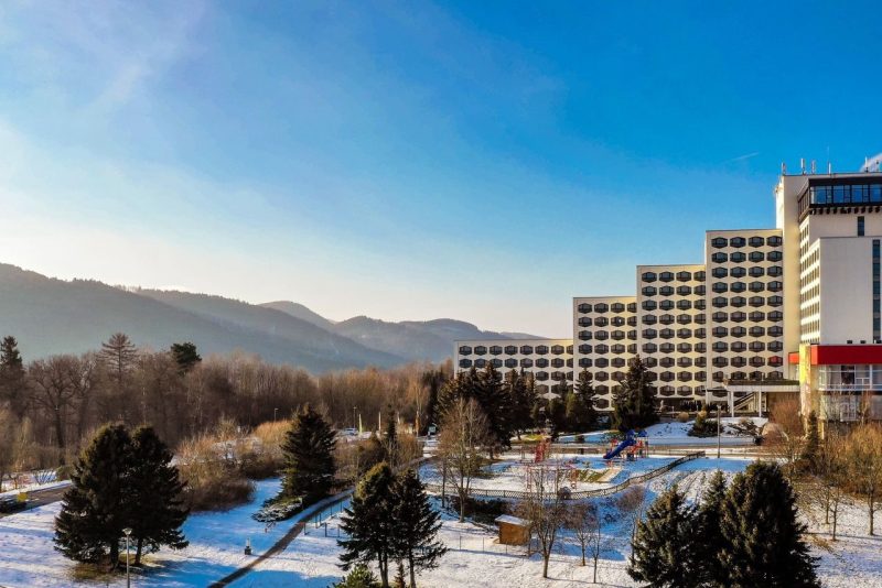 AHORN Berghotel Friedrichroda in verschneiter Winterlandschaft – perfekte Kulisse für Silvester